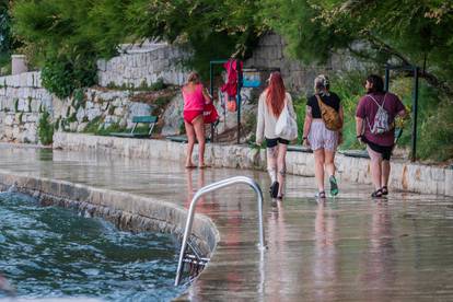 FOTO Na Jadranu puše jako jugo! Oni najhrabriji i danas su uživali na Bačvicama u Splitu