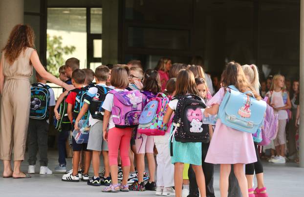 Split: Osnovci škole Žnjan-Pazdigrad s radošću dočekali povratak u školske klupe