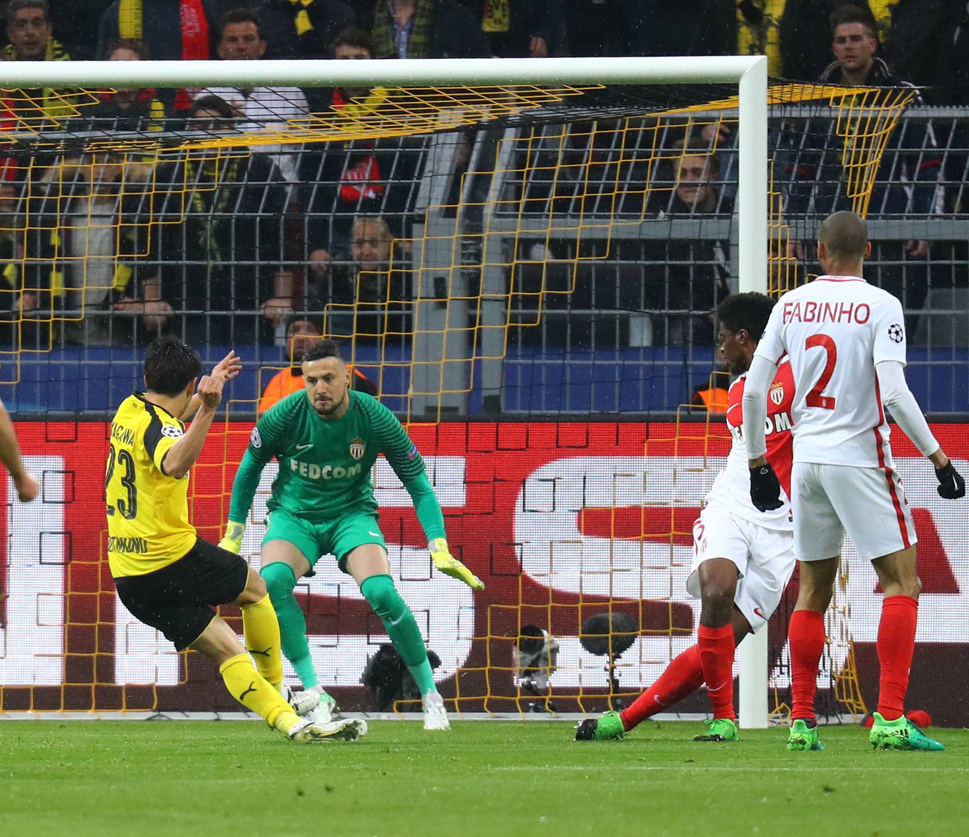 Borussia Dortmund's Shinji Kagawa misses a chance to score