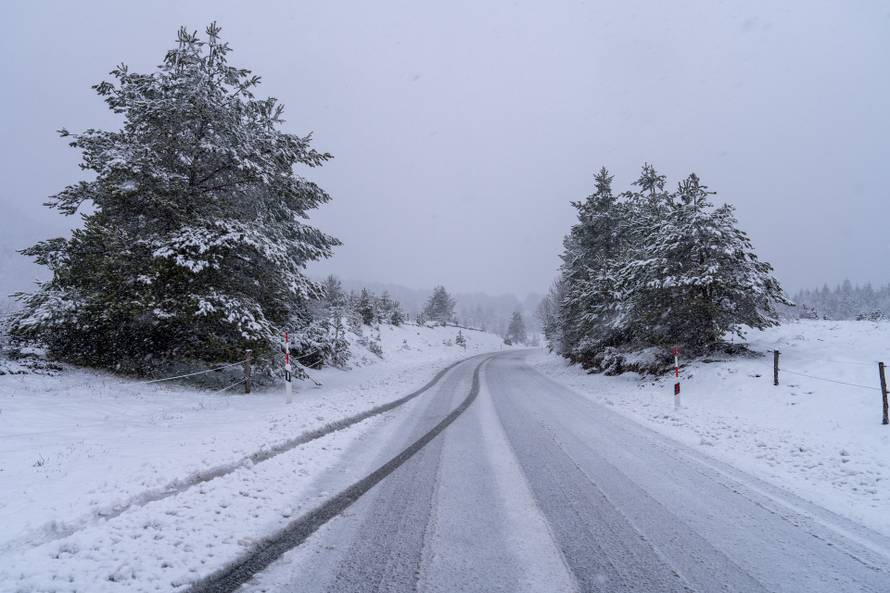 Babin Potok: Zimski uvjeti na državnoj cesti DC 52 Prozor - Vrelo Koreničko