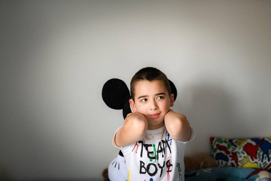 Ivano ima 12 godina, ide u peti razred, ima bijele tenisice, bicikl i Mickeyja Mousea. I autizam