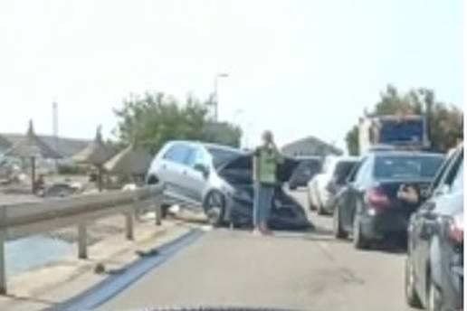 Na Pagu se sudarilo više vozila, jedan auto je završio na krovu