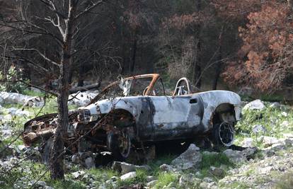 Čiji je? Kod Šibenika je izgorio kabriolet, a vlasniku ni traga...