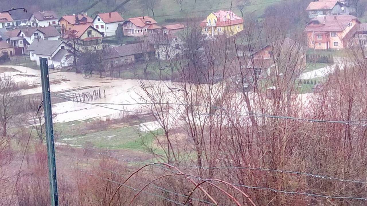 Zbog obilne kiše: Poplavile su ceste, voda je pred kućama