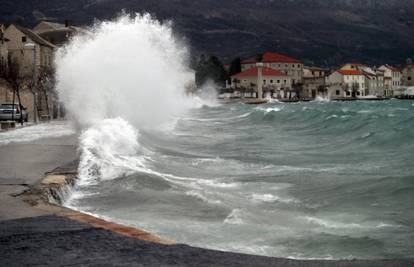 U Istri nanosi snijega do metar i pol, a na Jadranu jaka bura