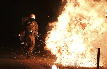 Kaos u središtu Atene:  Zapalili trgovine, aute, bankomate...