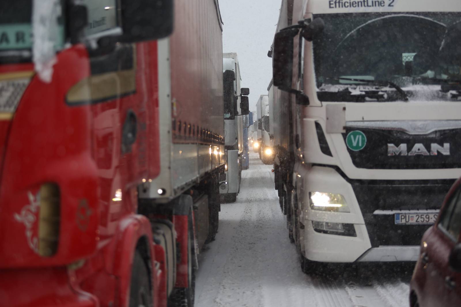 Zbog snijega otežan promet na A1