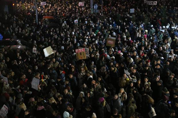 Beograd: Ispred zgrade Radio Televizije Srbije (RTS) studenti  prave buku za vrijeme  Dnevnika RTS-a