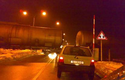 Osijek: Rampa se podiže iako vlak još nije prošao