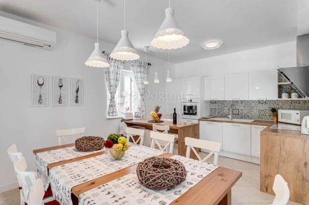 FOTO Pogledajte šarmantnu vilu u Labinu. Košta manje od pola milijuna eura, a ima i bazen