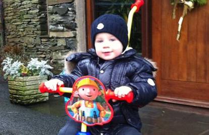 Beba Kai Rooney spremno pozira na svom novom triciklu