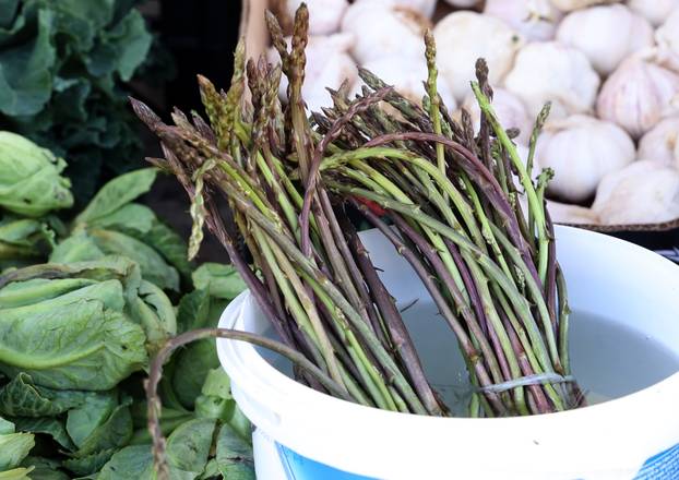 Šibenik: Ponuda šparoga na šibenskoj tržnici