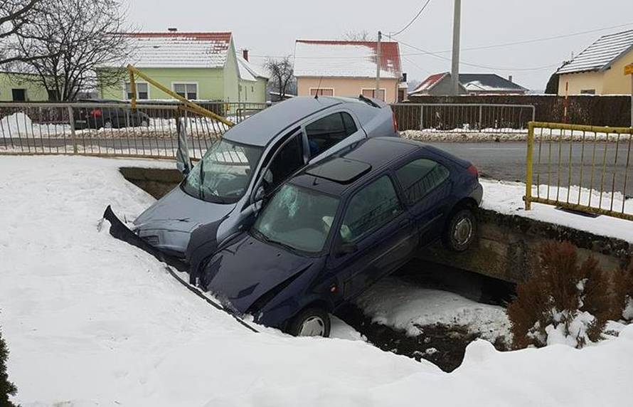 Ima ozlijeđenih: Oba auta upala  u kanal  - jedan pored drugoga
