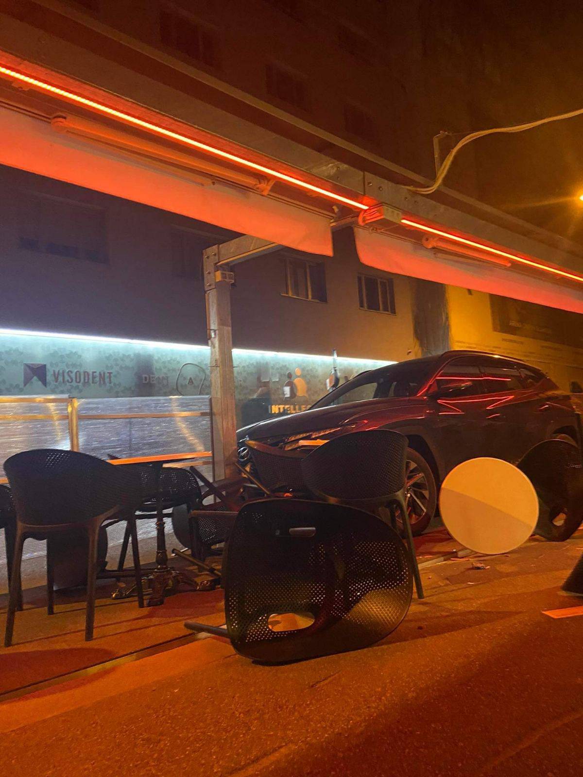 FOTO Josipović autom udario u terasu kafića u Zagrebu: 'Nisam vidio ogradu, udario sam u nju'