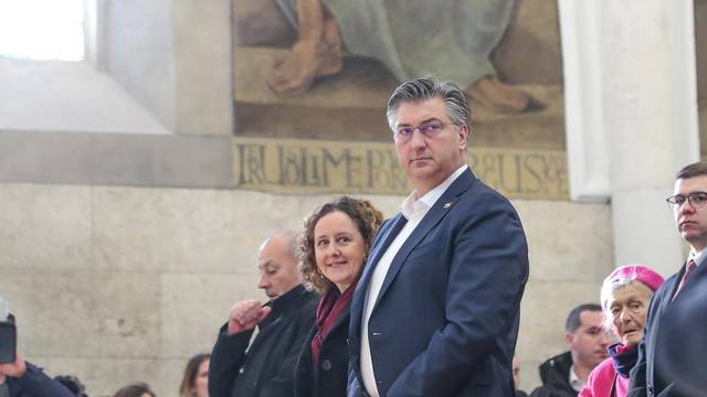 Zagreb: Premijer Andrej Plenković na misi u crkvi sv. Marka