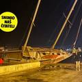 FOTO/VIDEO Zbog nevremena u Zadru nasukala se jedrilica: Ako se prevrne, past &cacute;e na ku&cacute;e...