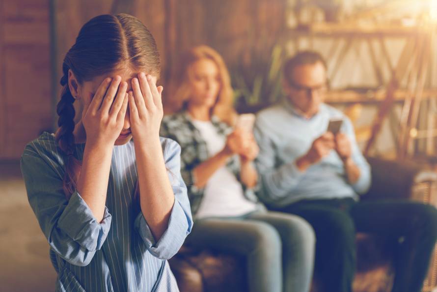 Niste loš roditelj ako često pred djecom koristite mobilni telefon