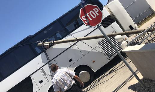 Autobus na Viru zapeo za žice pa iščupao telefonske stupove