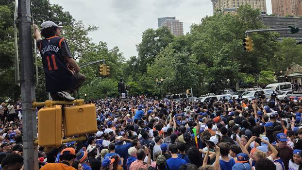 FOTO 24SATA U NEW YORKU Evo kako izgleda pobjednička parada Knicksa: Ludilo u gradu!