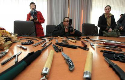 Kinezu (33) su oduzeli 6005 noževa te brojno drugo oružje