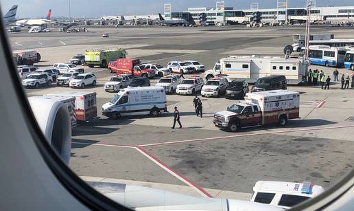 Avion na JFK-u u karanteni, sumnja se na trovanje hranom