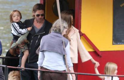 Brad i Angie odveli su djecu na lutkarsku predstavu na brodu