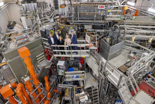 Von der Leyen visits ASDEX research facility