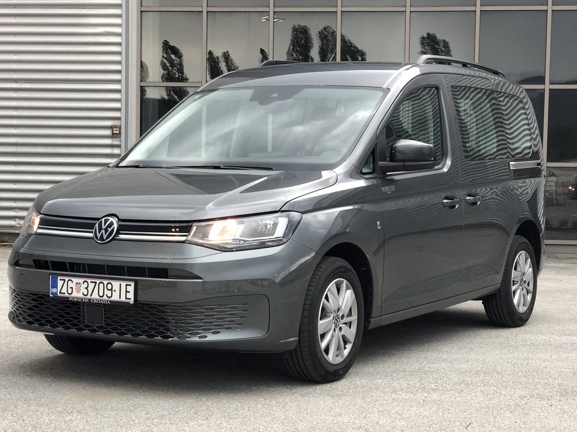 VW Caddy nikad nije bio veći, a vozi se neočekivano dobro