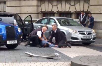 Gazio ljude ispred muzeja u Londonu, policija uhitila vozača