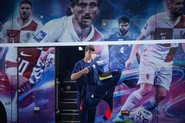 Zagreb: Odlazak hrvatske nogometne reprezentacije u Prag 