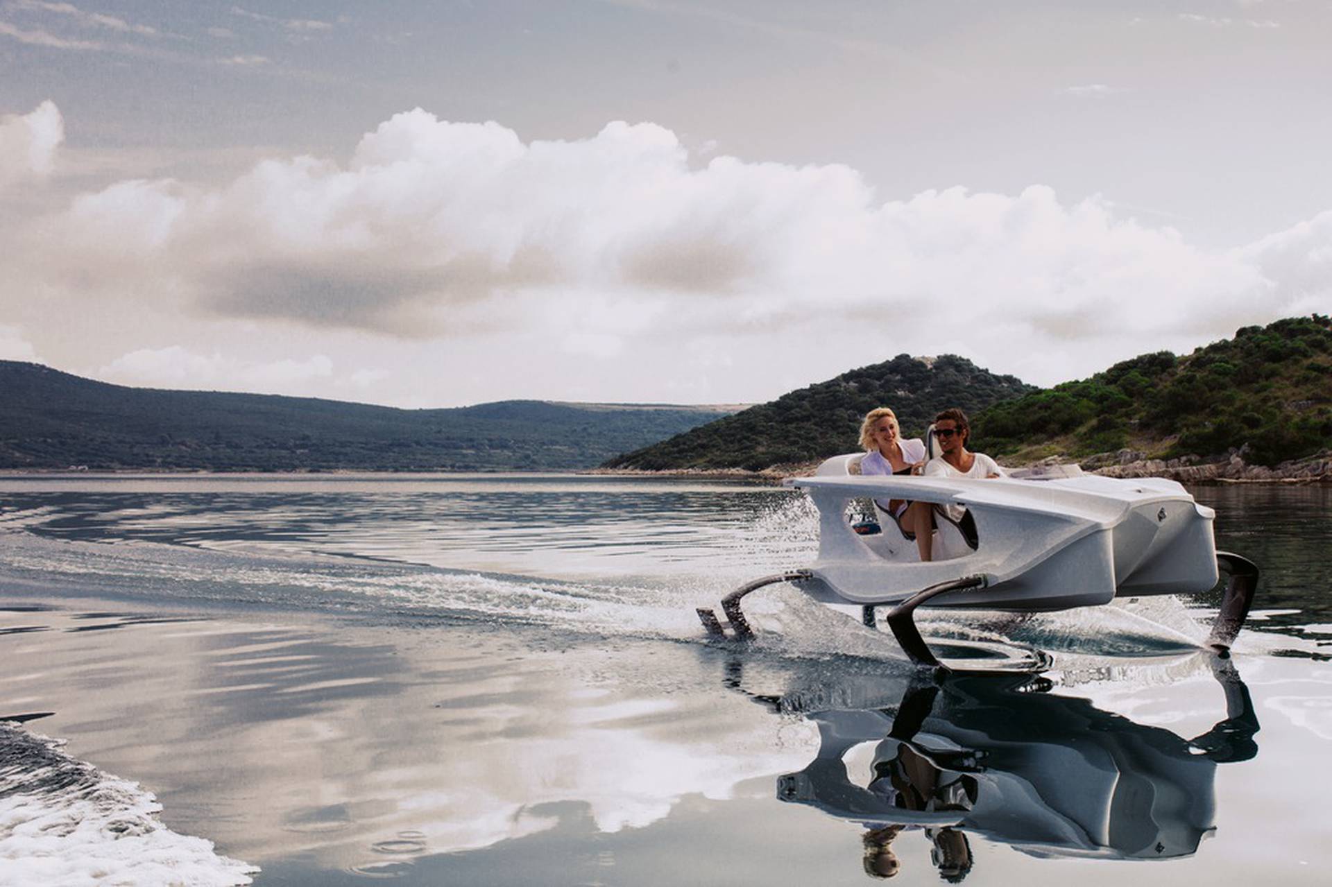 Небольшое транспортное средство для передвижения по воде. Quadrofoil q2s на подводных крыльях. Quadrofoil q2s на воде. Ямаха гидроцикл 1800 на подводных крыльях. Электро Аквабайк на подводных крыльях.