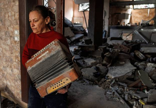 People return home to collect belongings in Sidon