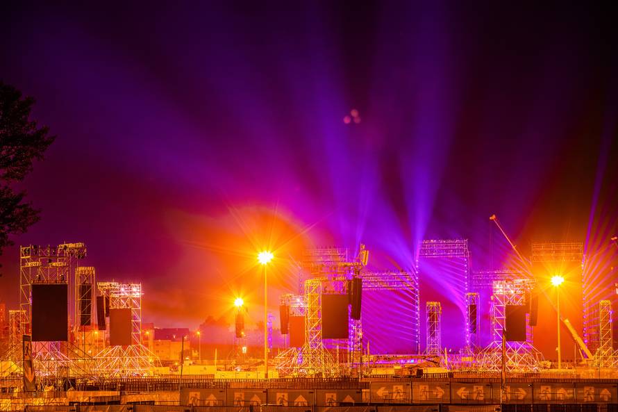 Zagreb: Spektakularna svjetlosna proba na Hipodromu uoči Thompsonovog koncerta