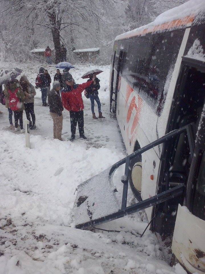 Autobus pun učenika sletio je u jarak, nitko nije  ozlijeđen
