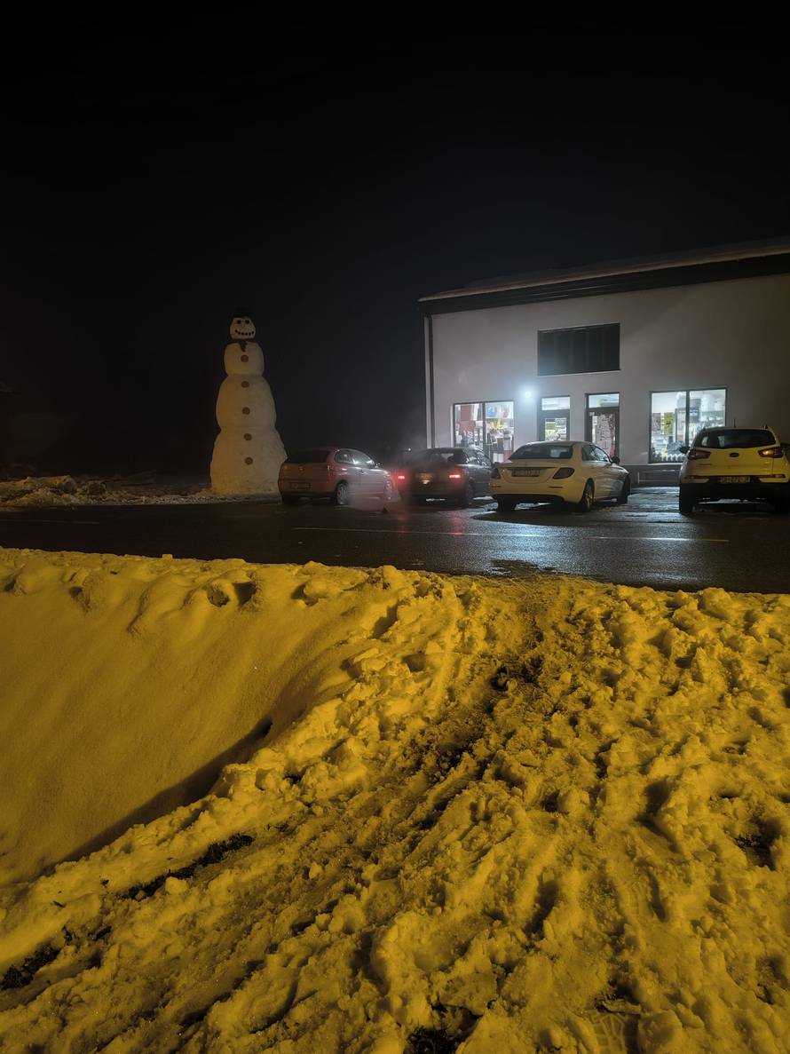 U Slavoniji izgradili snjegovića visokog više od sedam metara! 'Cijelo selo je sudjelovalo...'