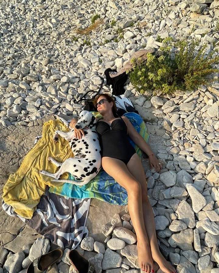 Sanja Vejnović pokazala s kim odmara na plaži, fotografija potpuno oduševila pratitelje