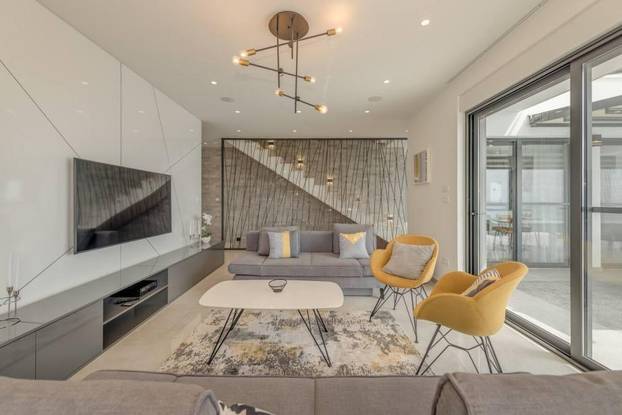 FOTO Ogromna parcela, privatni wellness i čudo od pogleda: Vila u Podstrani čeka novog vlasnika