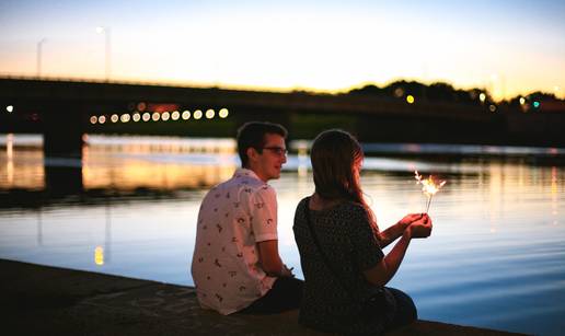 Iako se ljuti, pokrij je dekicom i sjeti se onog prvog poljupca...