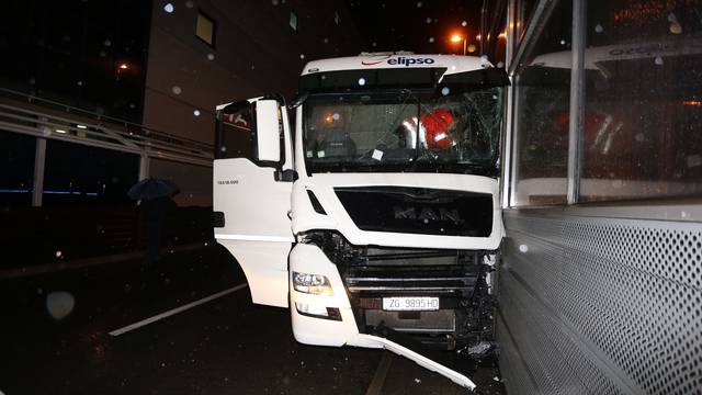 Kamion s prikolicom nekontrolirano se bez vozača zabio u zaštitnu ogradu pred ulazom u trgovački Tower centar Rijeka
