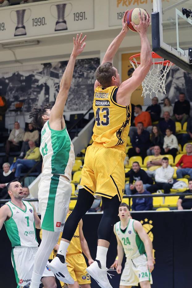 Split: Košarkaši igrali "našminkani" u znak podrške Međunarodnom danu borbe protiv nasilja nad ženama