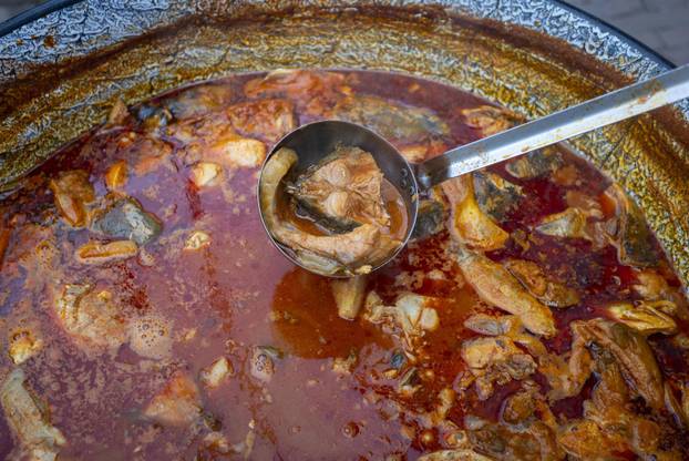 Osijek: Tradicionalna podjela blagdanskog fiš paprikaša na Trgu Svetog Trojstva