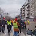 VIDEO Vozač BMW-a pokušao proći kroz studente u Novom Sadu, pa pobjegao pješice