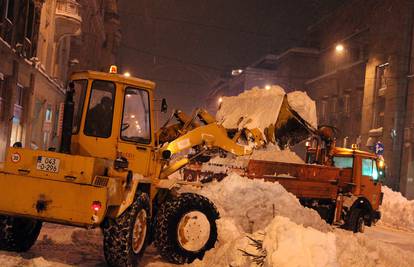 U Sarajevu snijeg odvoze u kamionima, ima ga čak 107 cm
