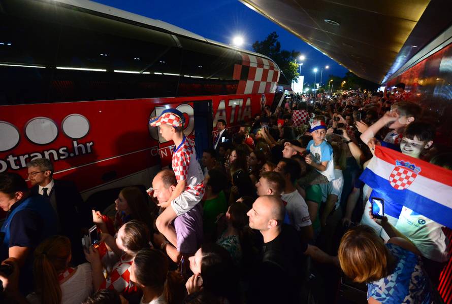 Tisuće ljudi dočekale 'vatrene'! Navijači skandirali Anti Čačiću