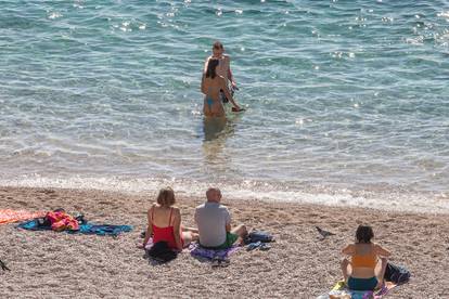 Ma kakva jesen?! Drugi je dan listopada, a plaže u Dubrovniku i Splitu nakrcane su kupačima