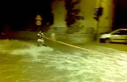 Surfali su po poplavljenim ulicama u centru Ljubljane