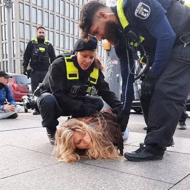 FOTO Klima-Shakira u središtu skandala. Atraktivna Anja htjela oštetiti Merzov avion