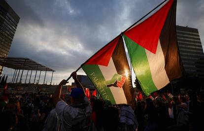 Prosvjednici upali na fakultet:  U Munchenu razvili zastave i palili vatromet na krovu zgrade