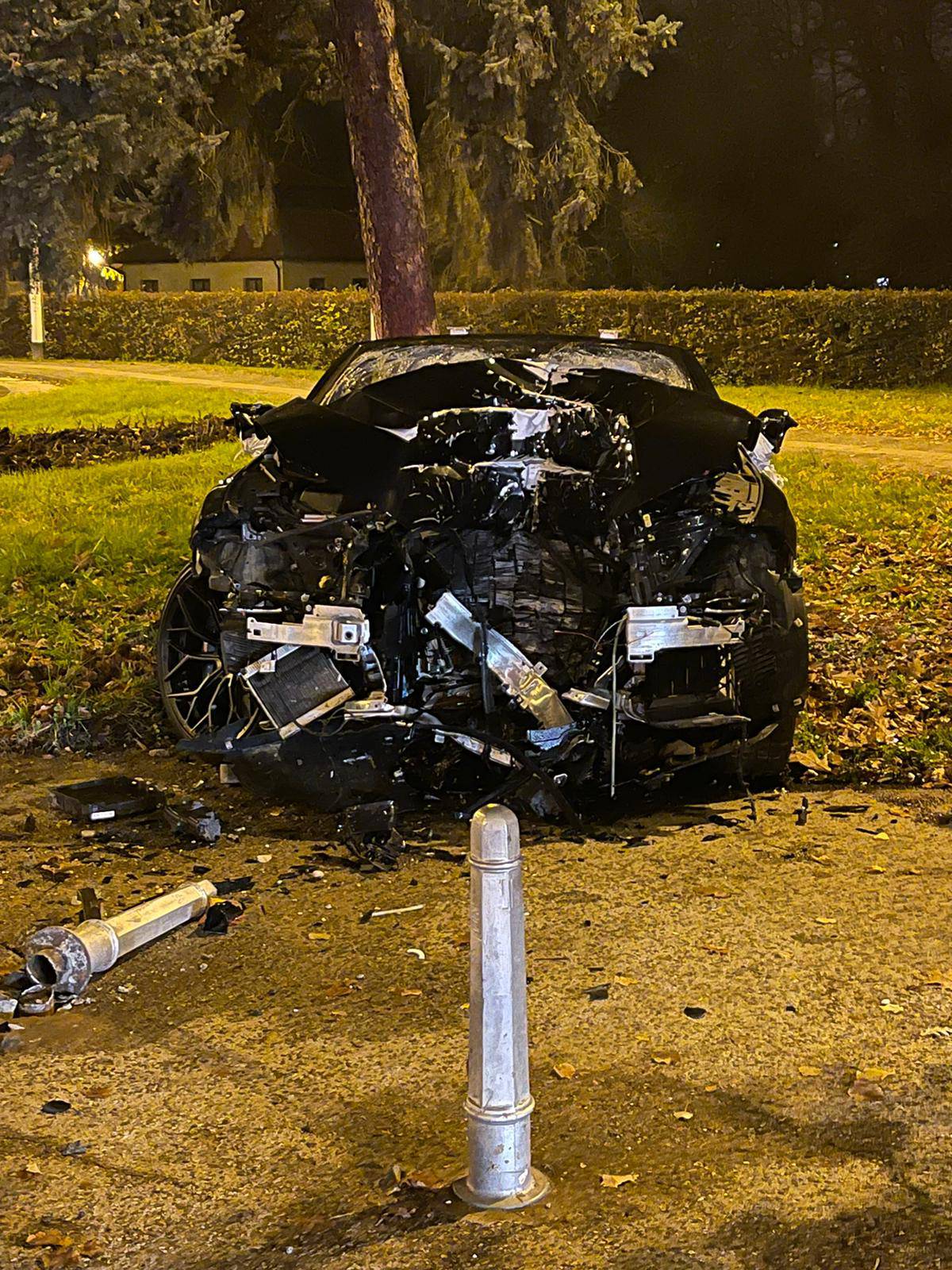 FOTO Užas u Zagrebu: BMW-om se zabio u stup, auto smrskan. Dvoje ljudi završilo je u bolnici