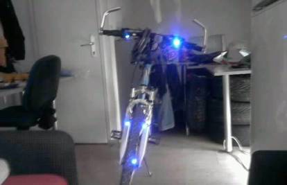Na svoj je bicikl montirao žmigavce i stop svjetlo